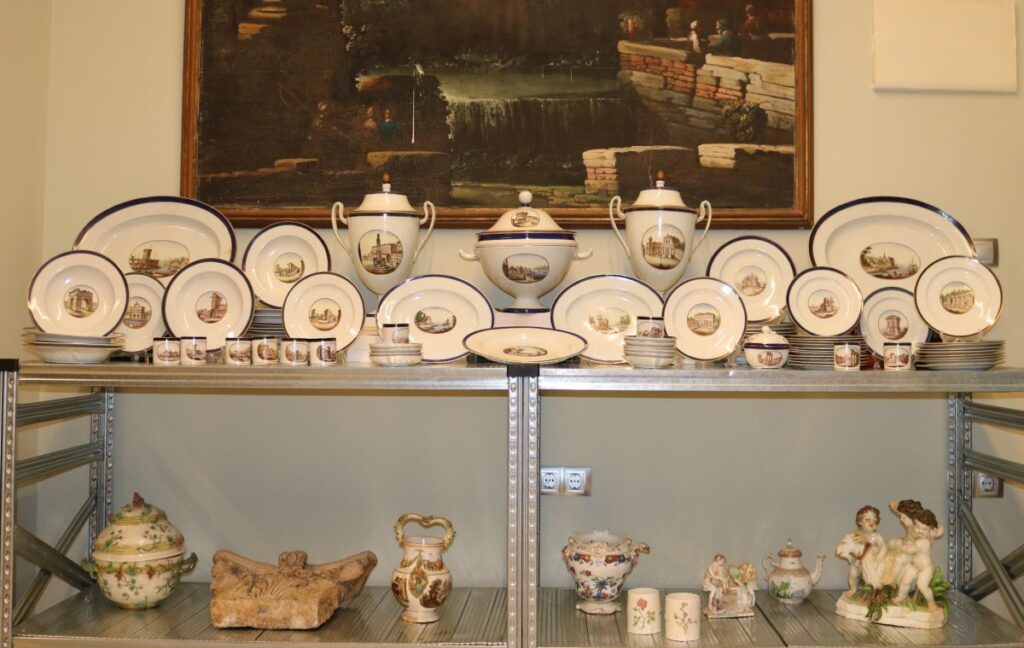 Piezas de cerámica con decoración heráldica, colección de antigüedades.