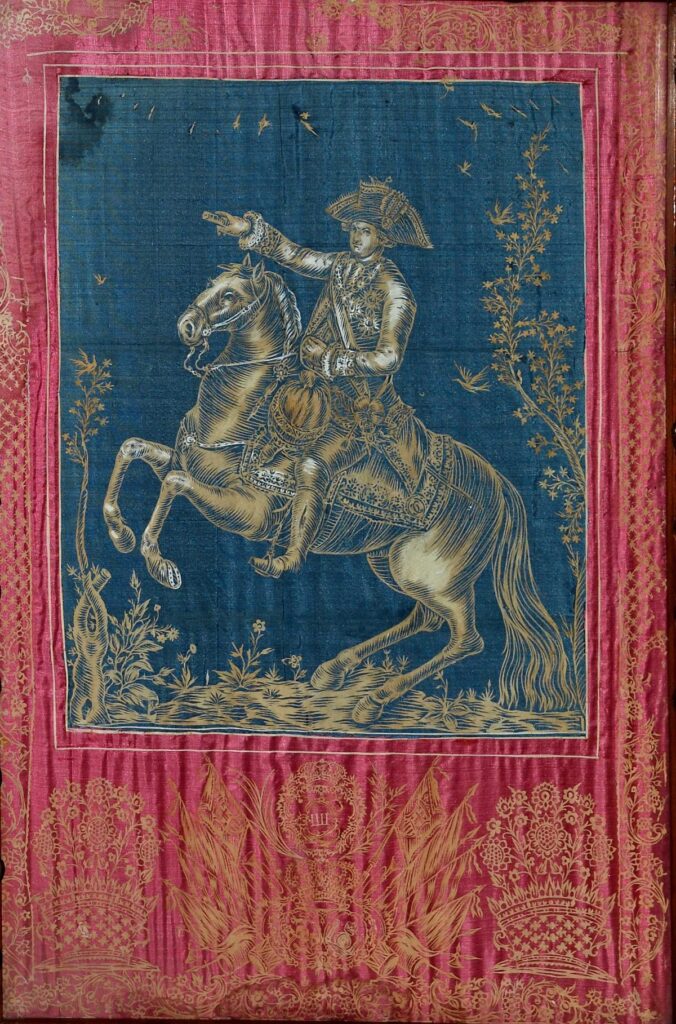 Tapiz decorativo de época con escenas.