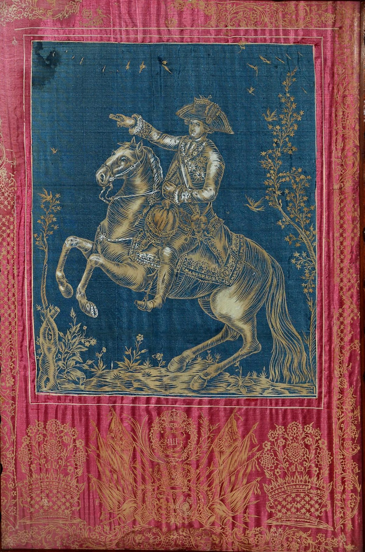 Tapiz decorativo de época con escenas.